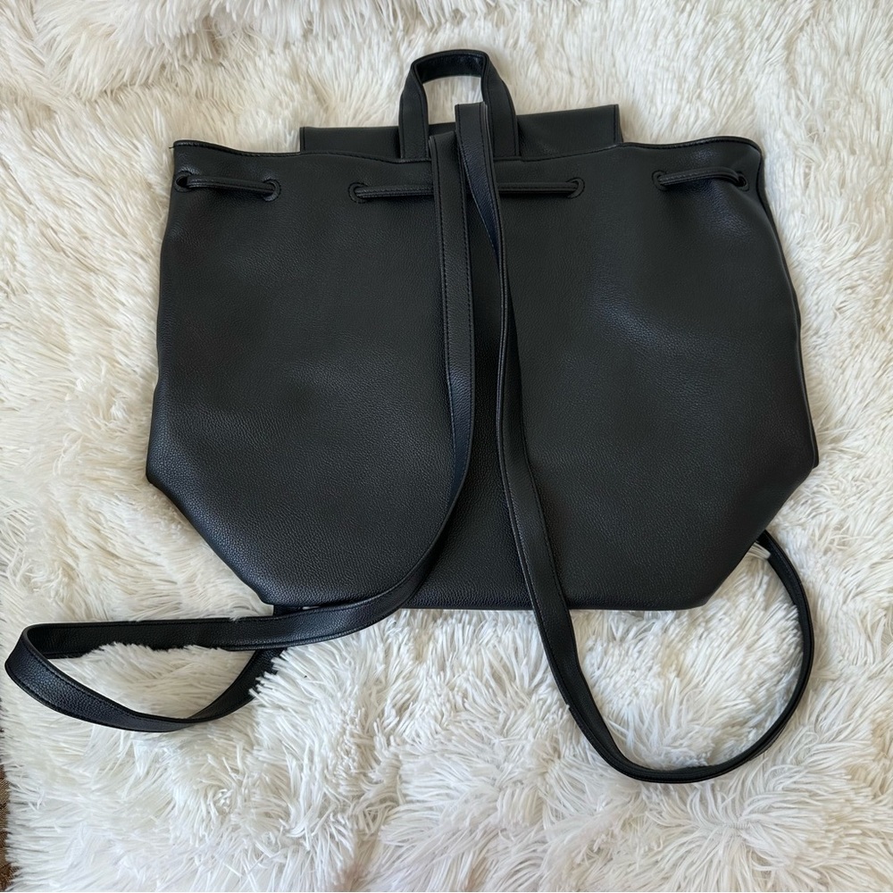 VICTORIA’S SECRET Black Pebbled Faux Leather Backpack Gold Logo Drawstring - Picture 9 of 9